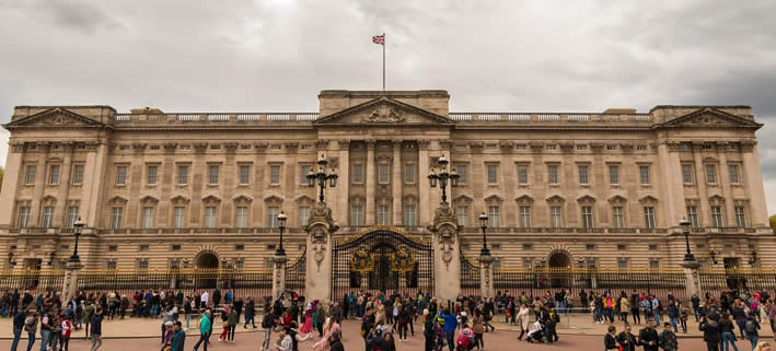 Buckingham Palace: Ein Symbol königlicher Pracht und politischer Geschichte